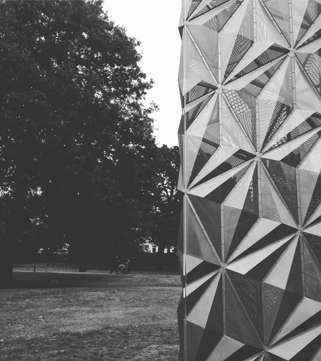 a_w_innes's tweet photo. Getting my Frieze on. #friezeartfair #friezescultpturepark #conradshaw #opticcloak https://t.co/yZLDVdkjHl