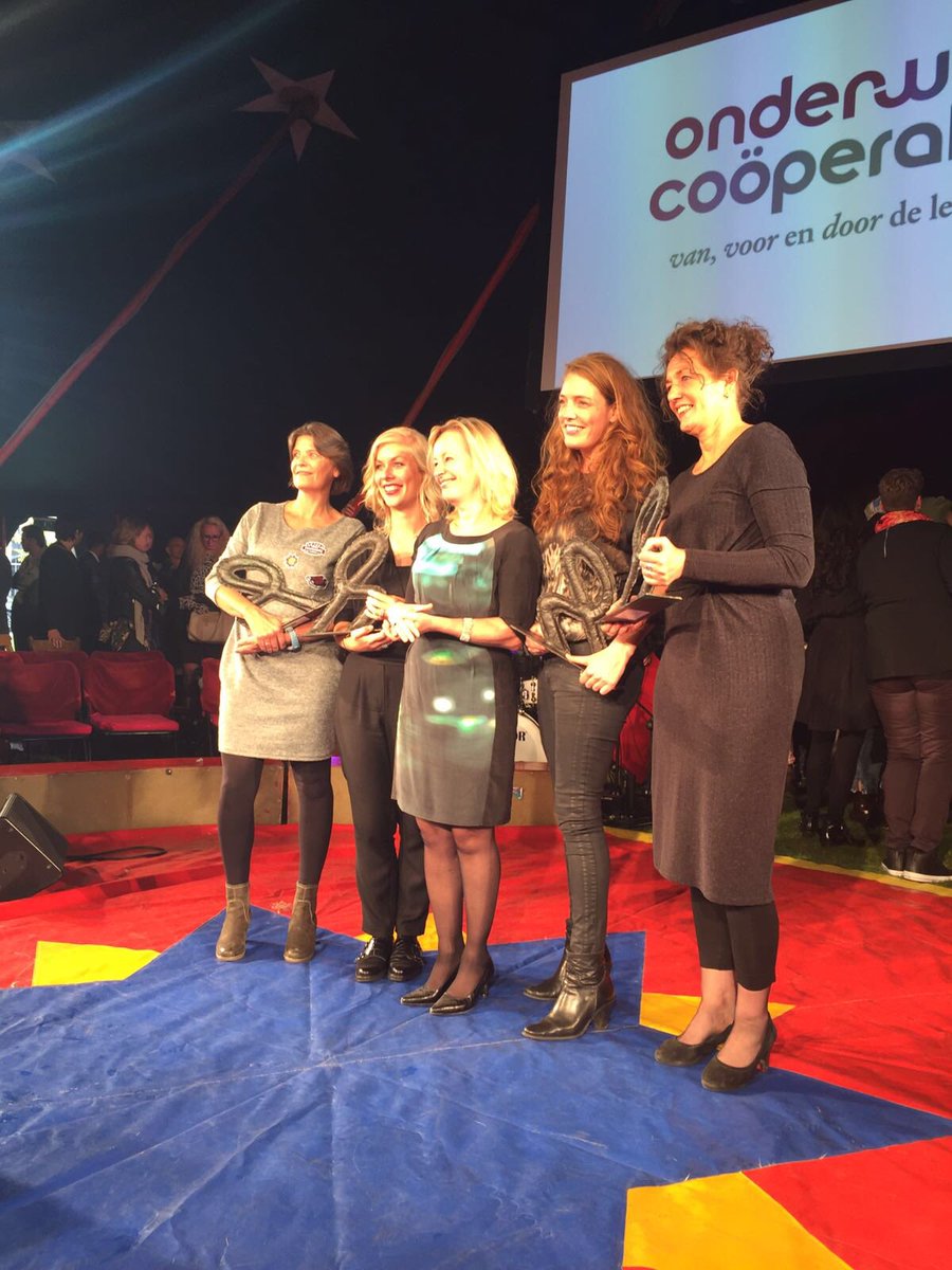 MinOCW's tweet photo. Minister Bussemaker maakt leraren van het jaar bekend! Van harte gefeliciteerd! #lerarencongres2016 @Onderwijscoop https://t.co/mUwAG6Z3mU