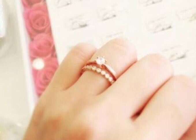time720's tweet photo. 結婚指輪と婚約指輪の重ね付け✨

結婚指輪が内側。婚約指輪が外側で

その理由は、「永遠にあなたといます」
っていう結婚指輪に誓ったメッセージを
婚約指輪でロックするって意味らしい

こういうの憧れる✨ https://t.co/QkhvJSrNTt