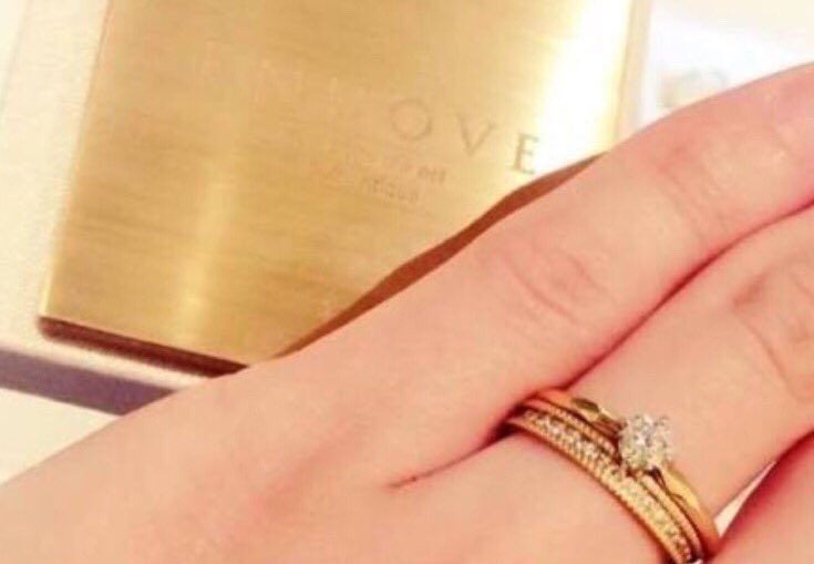 time720's tweet photo. 結婚指輪と婚約指輪の重ね付け✨

結婚指輪が内側。婚約指輪が外側で

その理由は、「永遠にあなたといます」
っていう結婚指輪に誓ったメッセージを
婚約指輪でロックするって意味らしい

こういうの憧れる✨ https://t.co/QkhvJSrNTt