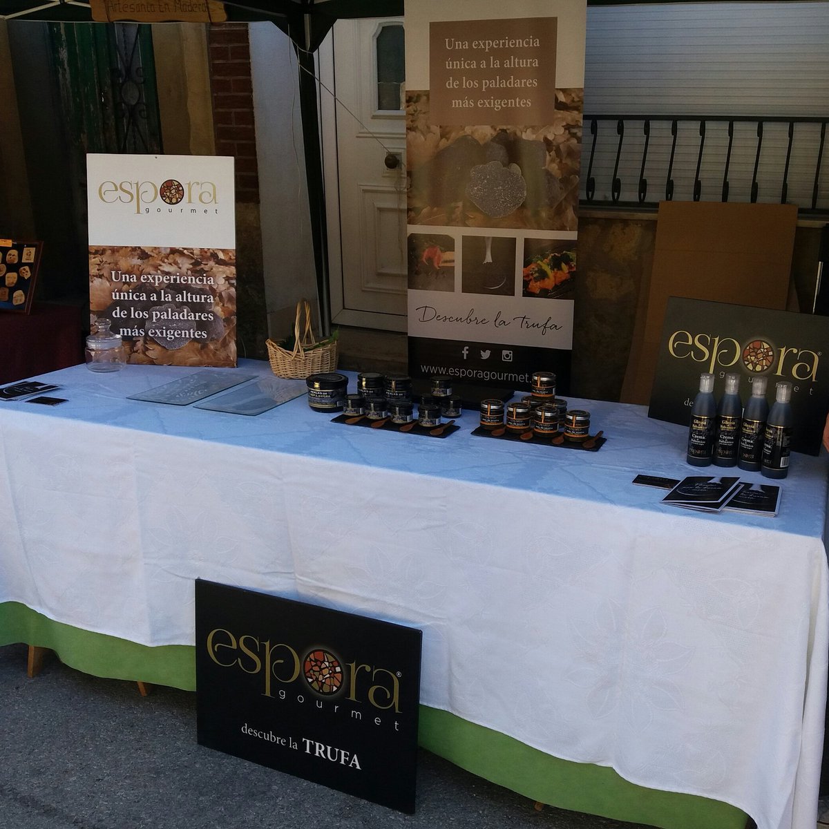 CdelaFuentona's tweet photo. Aquí estamos,  en la I #CABFOREST en #CabrejasDelPinar, con los deliciosos productos de @EsporaGourmet . #trufanegra #FeriaForestal #soria https://t.co/uhpdXdhAOF