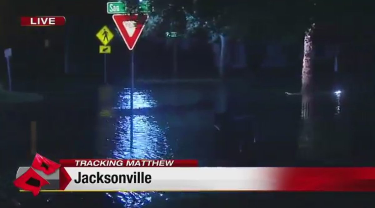 River Road turns into river in #Jacksonville after #HurricaneMatthew bit.ly/2dAJ3Nn?utm_me… https://t.co/cJWD133nHx