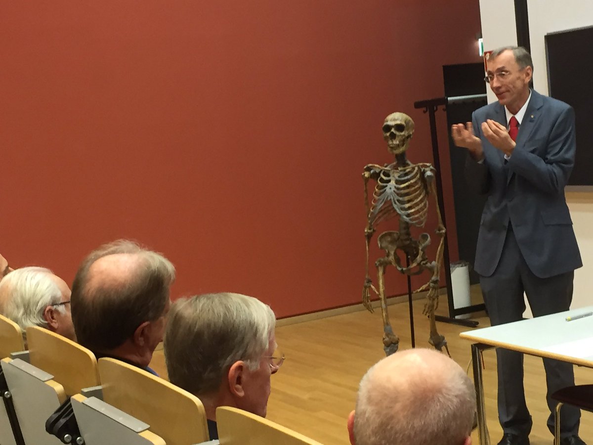 Swebotschaft's tweet photo. Am Leipziger Max-Planck-Institut erklärt Prof. Svante Pääbo König Carl XVI. Gustaf seine #DNA-Forschung #SweDE2016 https://t.co/rrOunm4Sc2