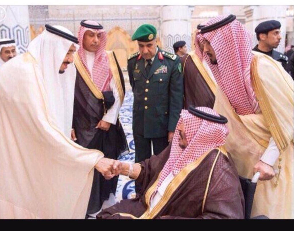 mmkh1230's tweet photo. الشيخ الحميدي بن بتلا وخادم الحرمين الشريفين الملك سلمان يصافحه في احد زياراته

#قروب_قبيلة_حرب https://t.co/xgieKmxnjJ