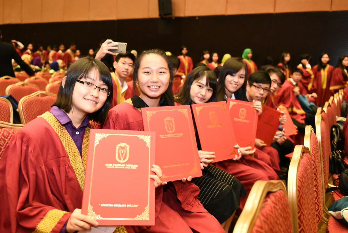 MohdShukriYajid's tweet photo. Cheerful faces @ SMKs Schools grad @ MSU. You potray success ! https://t.co/Yo7Zs2T5Ka