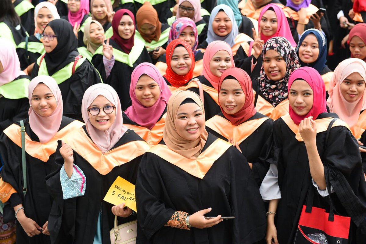 MohdShukriYajid's tweet photo. Cheerful faces @ SMKs Schools grad @ MSU. You potray success ! https://t.co/Yo7Zs2T5Ka