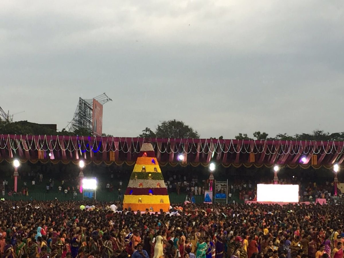 KTRBRS's tweet photo. That's some sight! 👌Telangana has started its cultural renaissance in style; 'Batukamma' - Celebration of Life. Guinness record I am told👍 https://t.co/v9ahP0wDw1