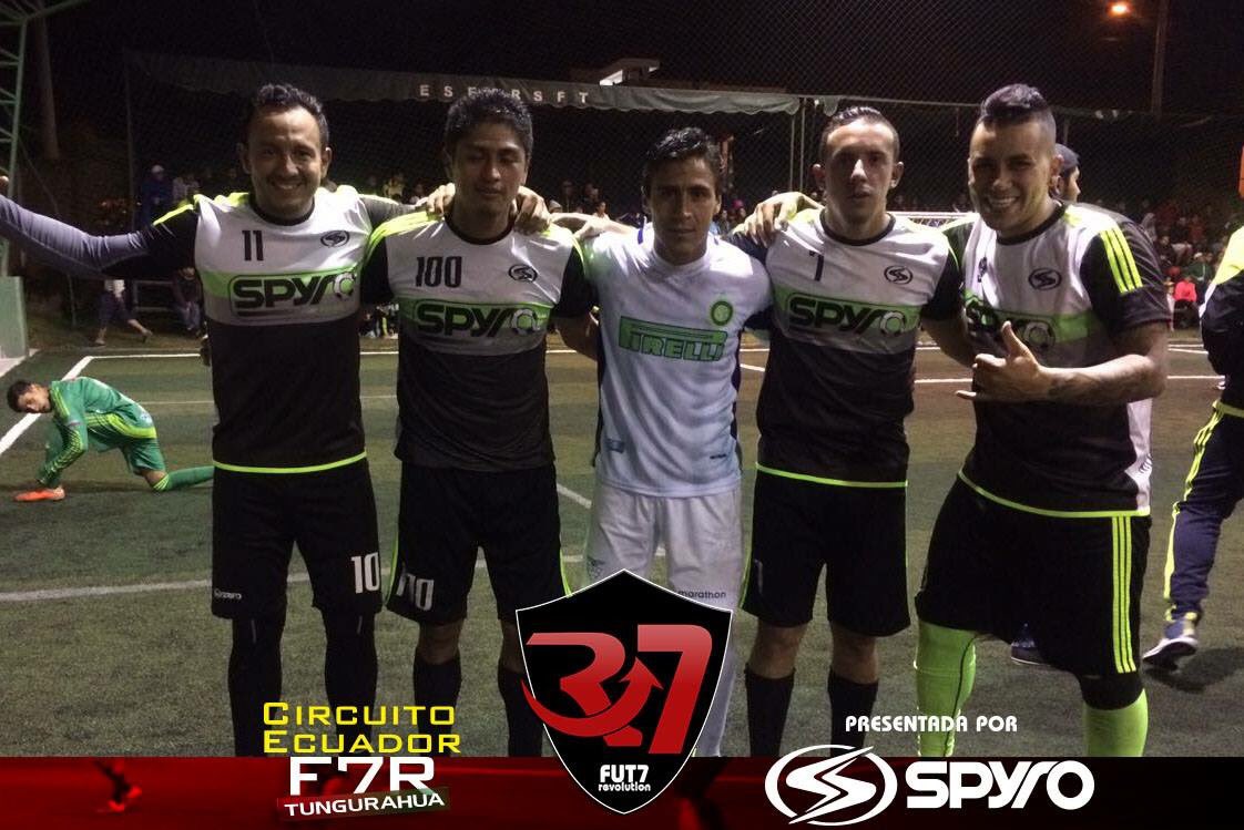 El equipo de trabajo de <a href="/Fut7R/">Fut7 ReVoLuTiOn</a>  con nuestro gran amigo #CristianCastro en el partido de las estrellas. <a href="/BetoMartinezS/">Beto Martinez #7</a> <a href="/locohaze/">Pancho Muñoz</a> <a href="/sandopepe/">jorge sandoval</a>