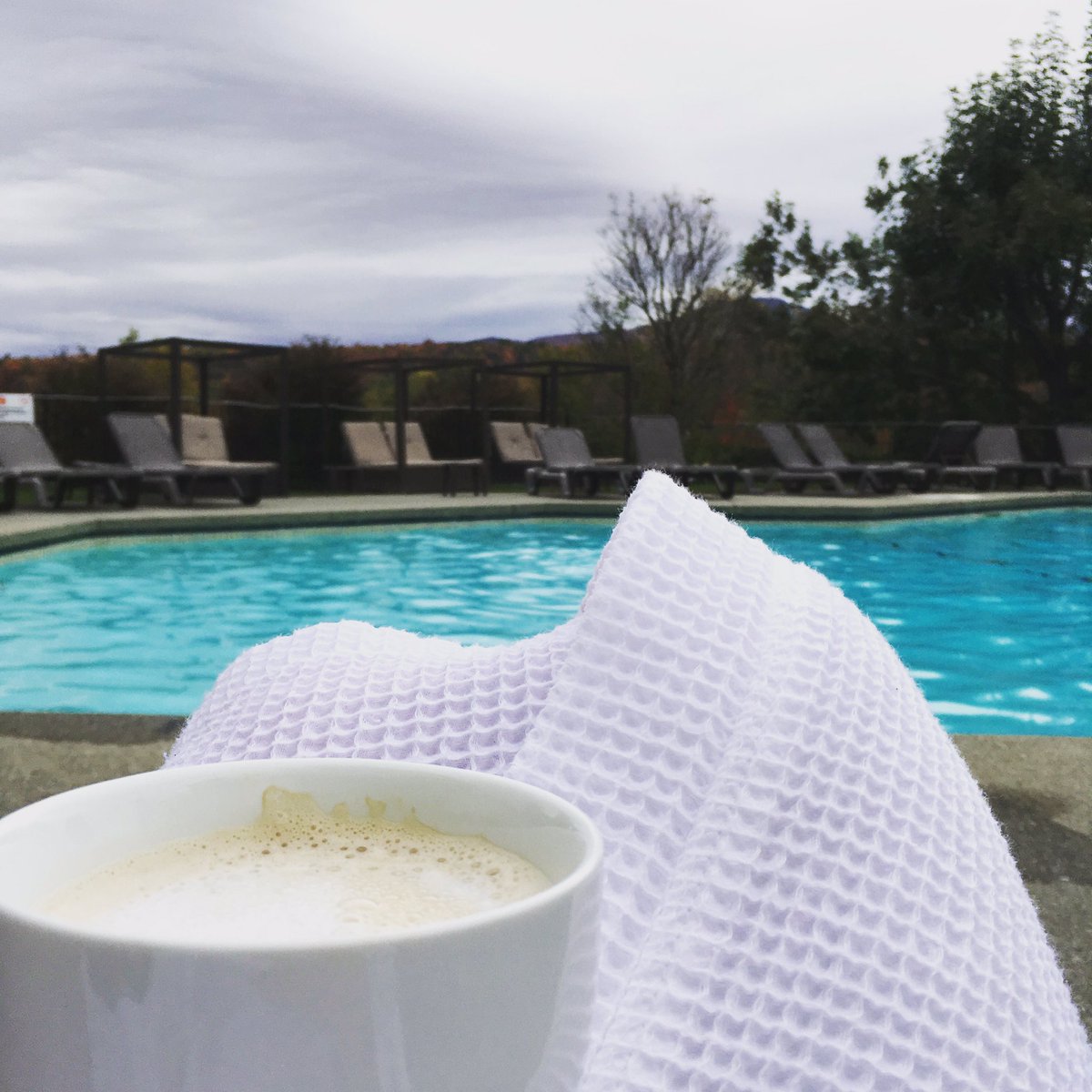 LaPiqueAssiette's tweet photo. Mon genre de matin ☕️🏊🍂 @Estrimont @Mont_Orford @cantonsdelest @fetevendanges #Estrimont #Quebec #Spa https://t.co/AVxLVXDZx9