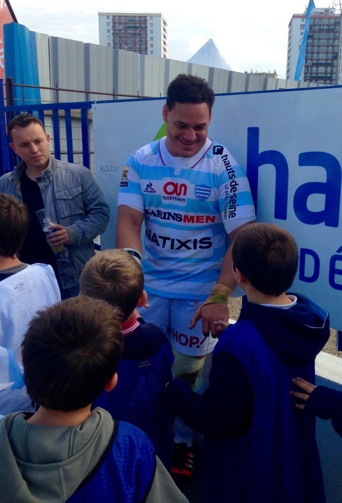 GuetMarc's tweet photo. La légende Cris Masoe qui prend du temps pour les jeunes. Ahh les valeurs de l'ovalie #RM92SFP @Moscato_Show https://t.co/h24Qnx5V5I