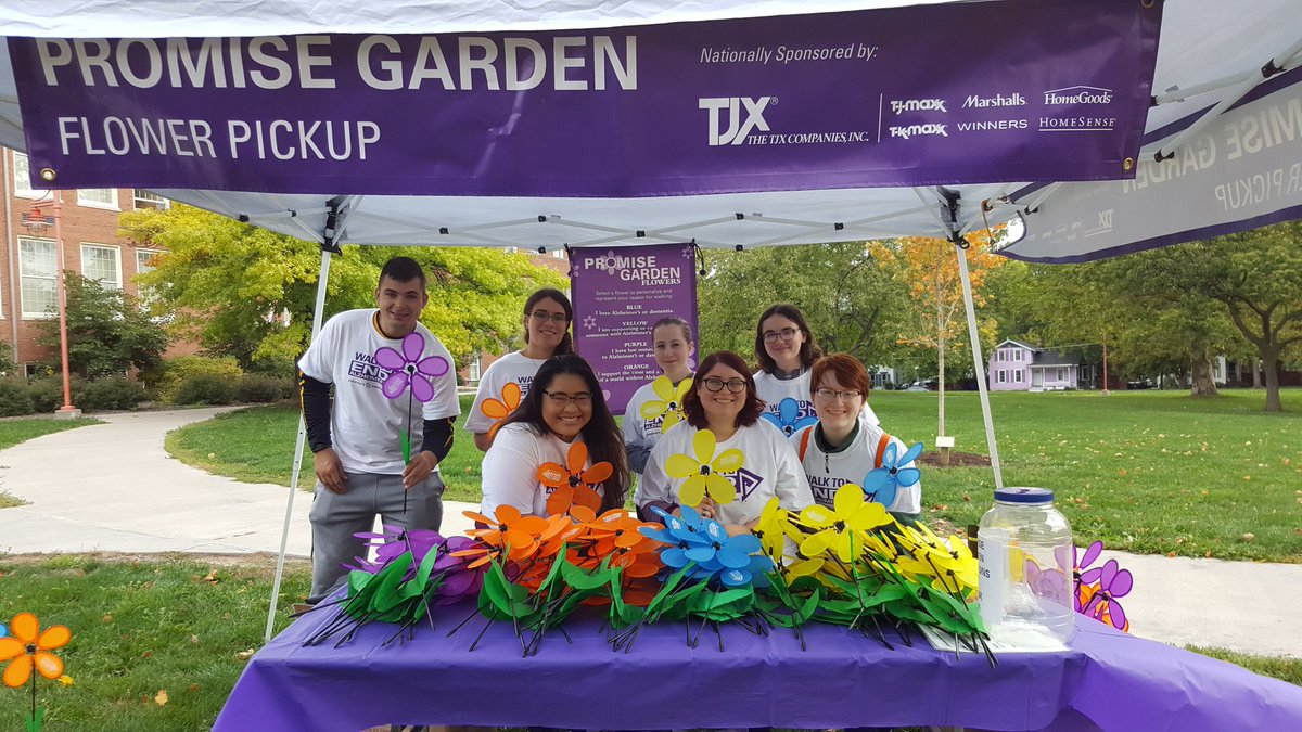 BrockPsychClub's tweet photo. Brockport psychology club volunteered today at the walk to end alzheimer's! Thank you to our volunteers #ENDALZ #brockportpsych #psychclub https://t.co/7PKhQLC6LF