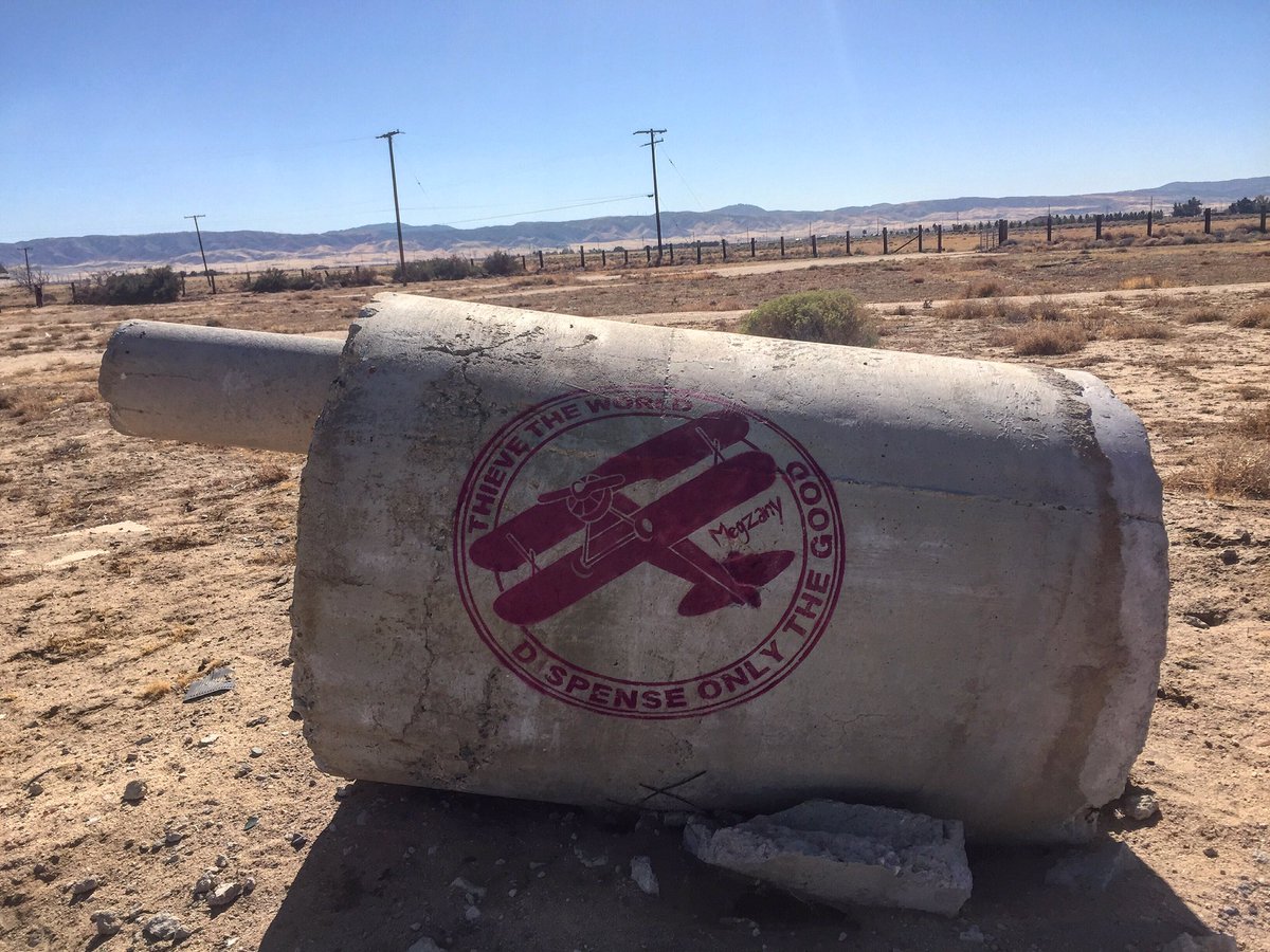 'Biplane Seal' beautifying broken down round cement things.
#megzanyinthedesert #Streetart #spraypaint #funinthesun #desert #hiddenARTifacts