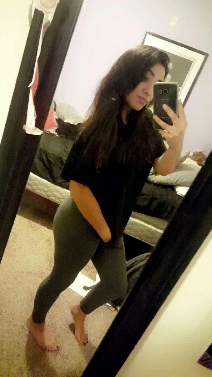 jailenegarza's tweet photo. i take random pictures at night #BootyInProgress https://t.co/JzpnD0beTn