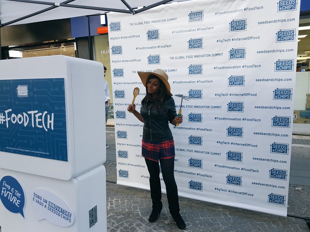 ClaudiaLarix's tweet photo. @SEEDSandCHIPS da #Milano fa tappa al #Sud.
Oggi e domani siamo a #Napoli con #fiv2016, per sensibilizzare le Piazze sui temi del #FoodTech https://t.co/wm5Qwa7viJ