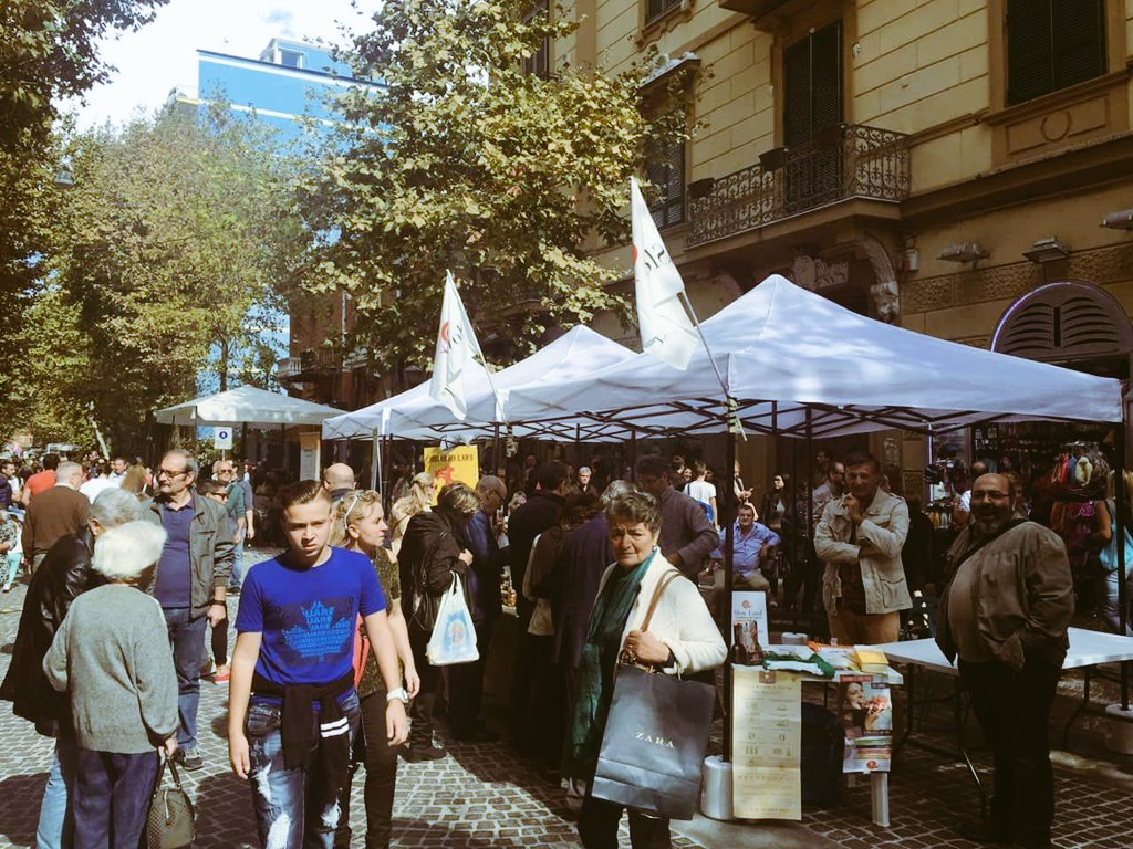 ClaudiaLarix's tweet photo. @SEEDSandCHIPS da #Milano fa tappa al #Sud.
Oggi e domani siamo a #Napoli con #fiv2016, per sensibilizzare le Piazze sui temi del #FoodTech https://t.co/wm5Qwa7viJ