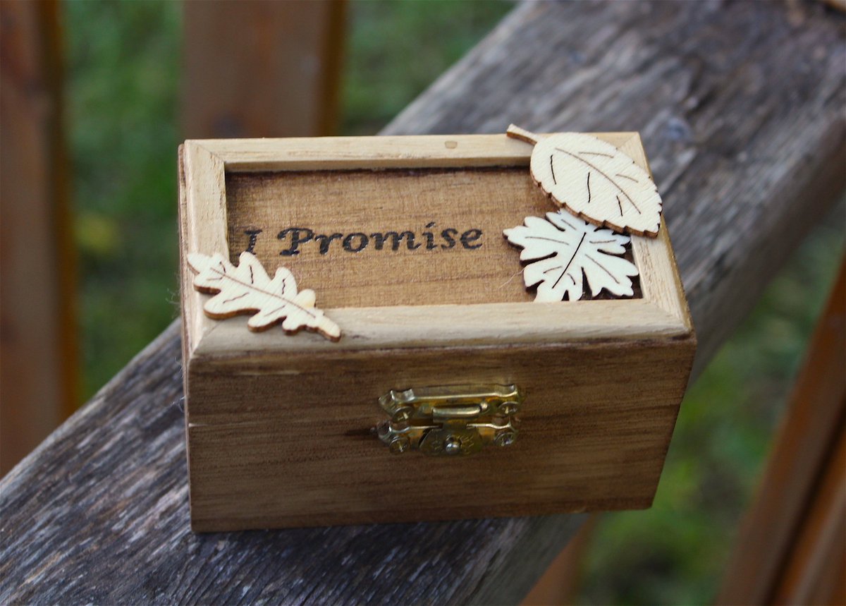 KhCreations's tweet photo. Perfect ring box for that extra chic fall #wedding #rustic https://t.co/uCRHRksHjZ https://t.co/hdCSLAThX7