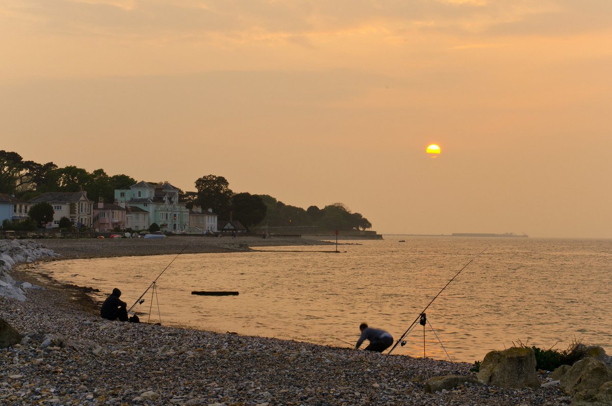 VisitIOW's tweet photo. Listening to the waves, watching the #Autumn sun go down at a waterside pub - that's #PureIslandHappiness :D #IsleofLight @Boathouse_IOW https://t.co/J4Mjfkli56