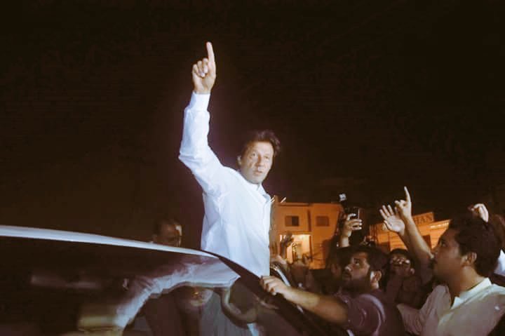 rahman_uae's tweet photo. #نواز_ہٹاو_ملک_بچاو 
کیونکہ نواز شریف پاکستان کیلئے خطرہ ہے....
#گلی_گلی_میی_شور_ہے_پاکستان_کا_وزیراعظم_چور_ہے https://t.co/qiqcKOy7j8