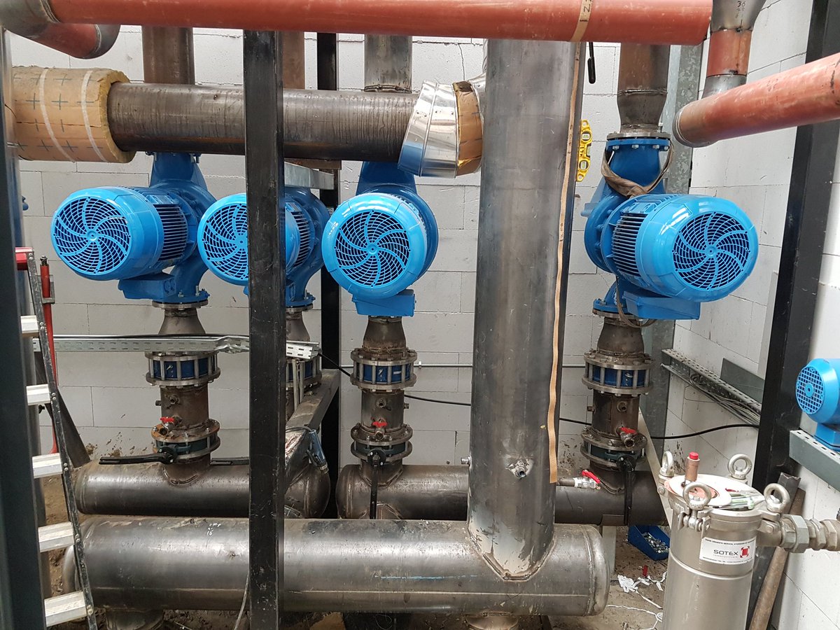 De pompen om de restwarmte van yara in de kas te brengen zitten op zijn plek