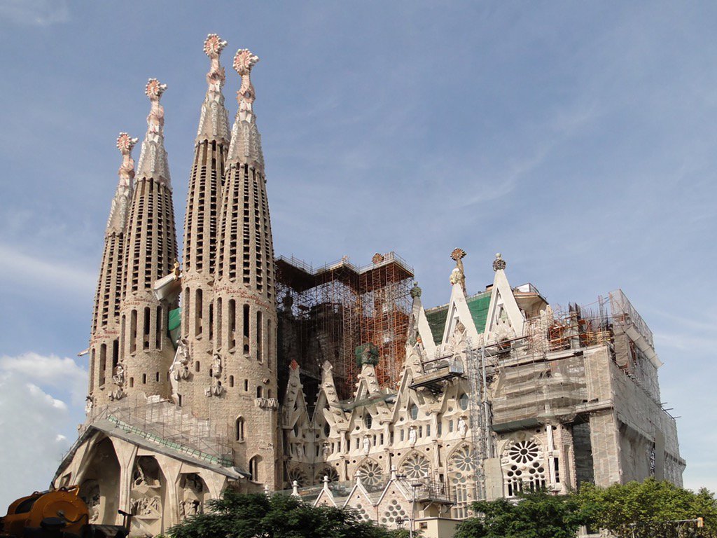 albertofdezxbcn's tweet photo. Colau pide permisos de obra a la Sagrada Familia, pero no a los okupas de Can Vies o manteros #StopColau https://t.co/hIPF0THq7E
