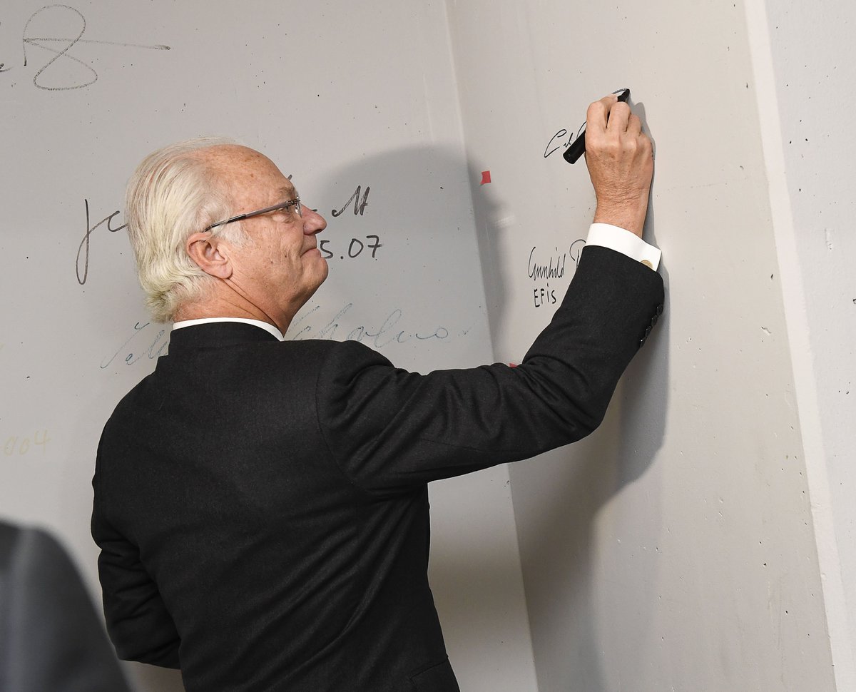Swebotschaft's tweet photo. König Carl XVI. Gustaf am Max-Planck-Institut in #Leipzig #SweDE2016 @StadtLeipzig #Schweden https://t.co/WzC8wMzAL0