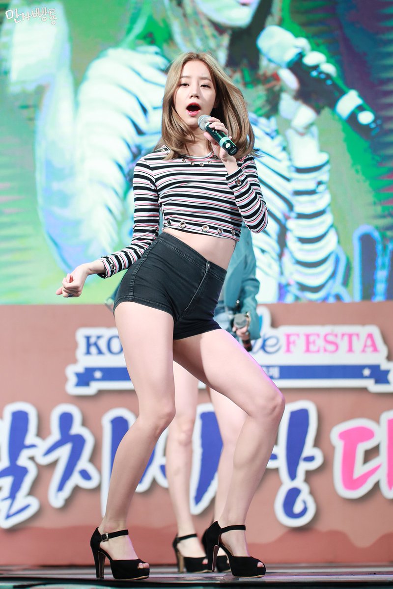 10004bt's tweet photo. 161008 자갈치시장대잔치 #걸스데이 #혜리 @Girls_Day_Hyeri https://t.co/KkjXcU688M