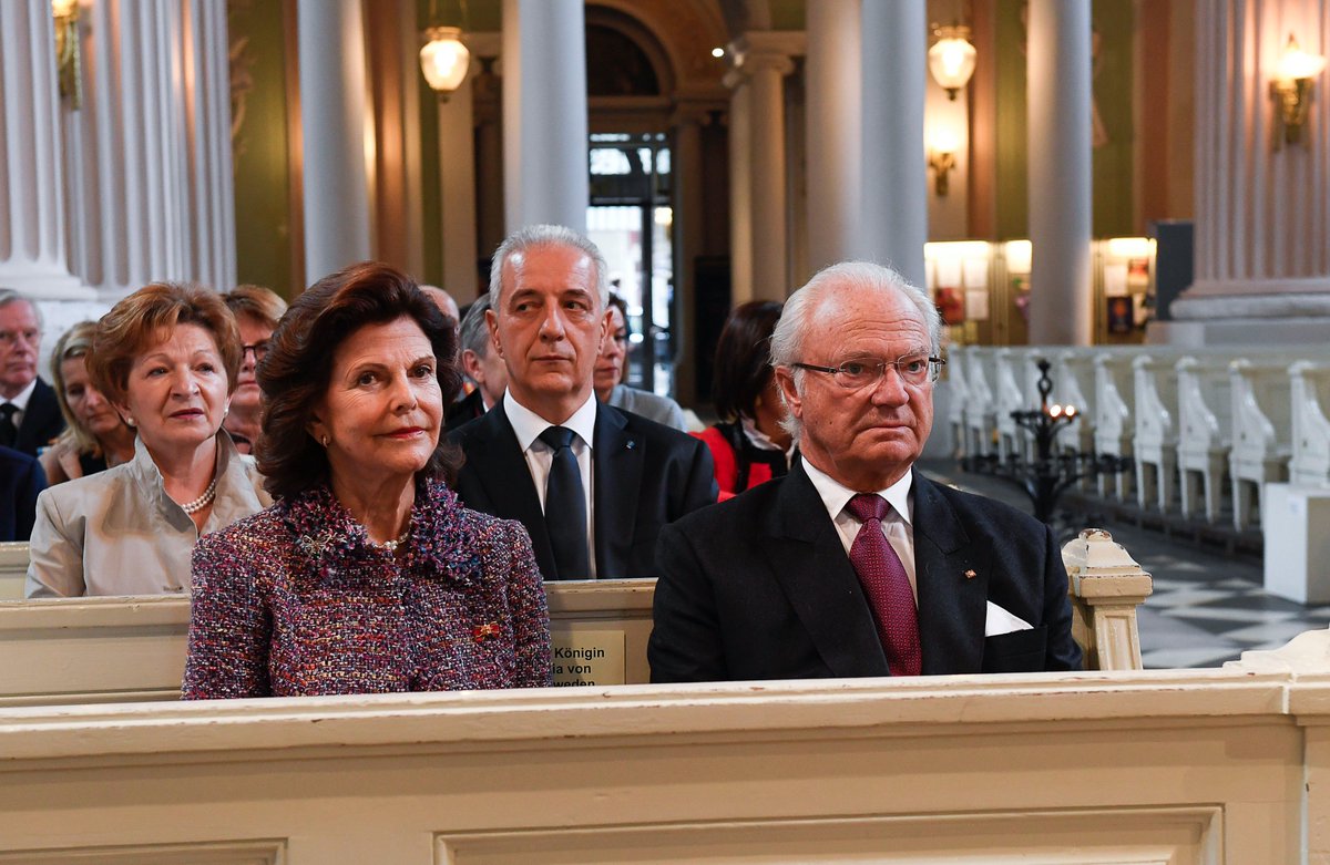 Swebotschaft's tweet photo. König Carl XVI. Gustaf und Königin Silvia beim Besuch der Leipziger Nikolaikirche #SweDE2016 @StadtLeipzig https://t.co/OIZDhbBRyx