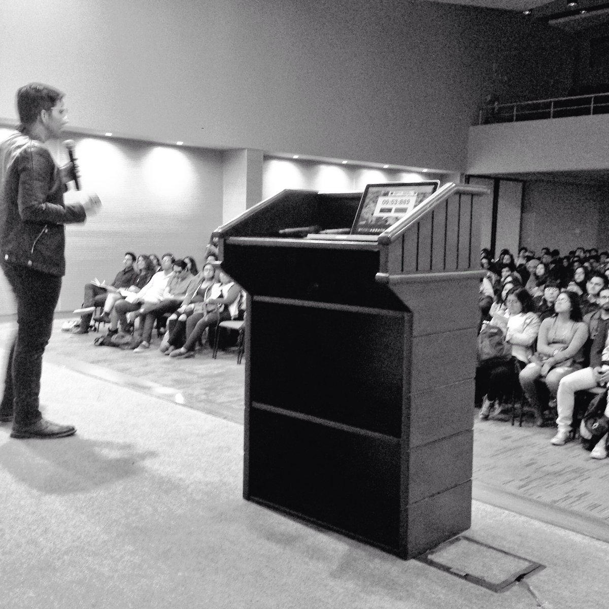 Designcampfest's tweet photo. Iniciamos con @sebastianosses - user experience 👌🏼 #dcfest https://t.co/UZ5T5VJGCS