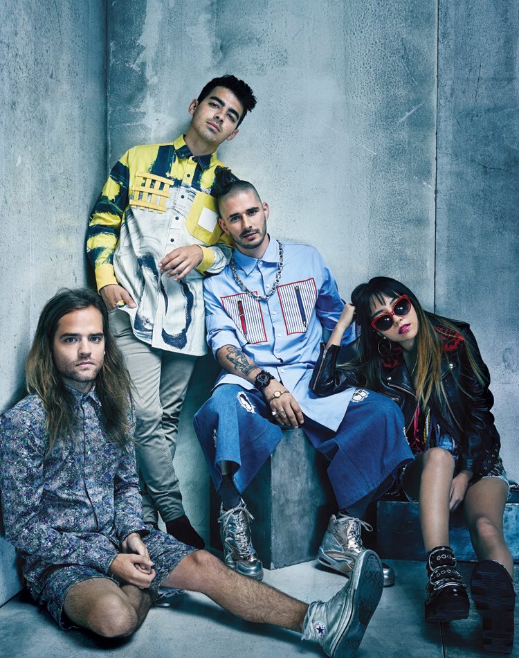 Dnce "people to people, cd". Dance группа состав. Иностранная группа 2 парня дэнс 2020. Фотосессия группы. Группа dnce.