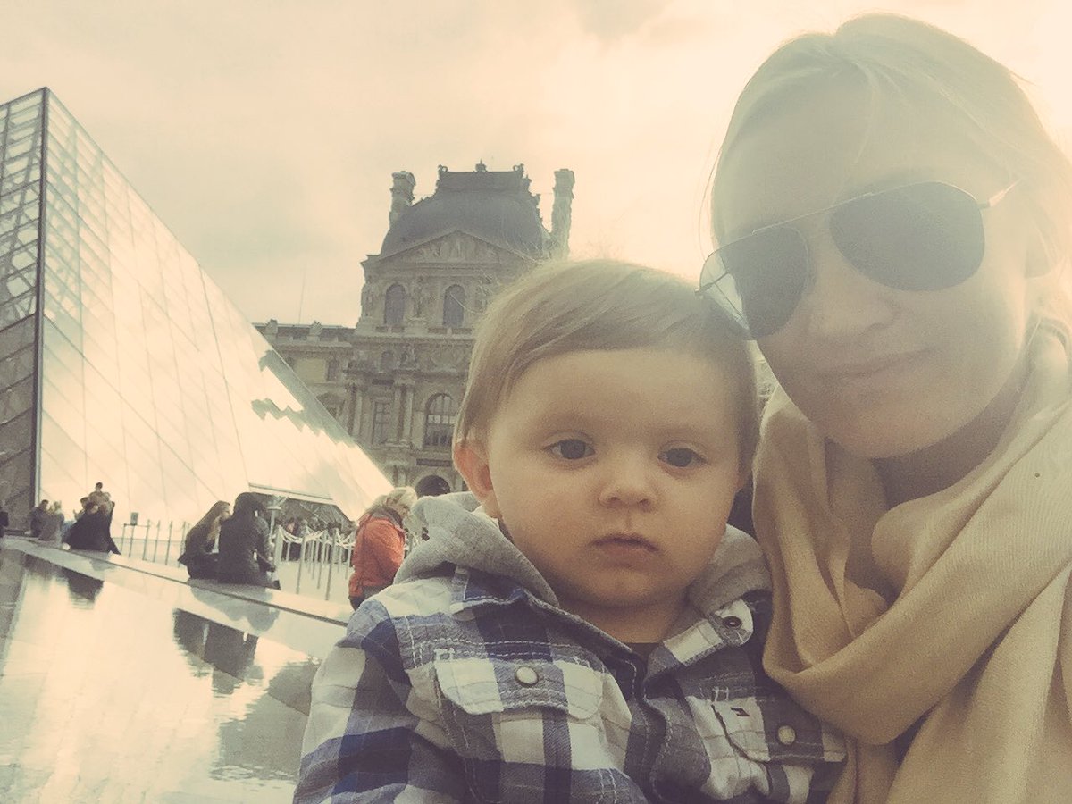 AurelieVictor's tweet image. Lovely time in Paris 🐻🐰💙