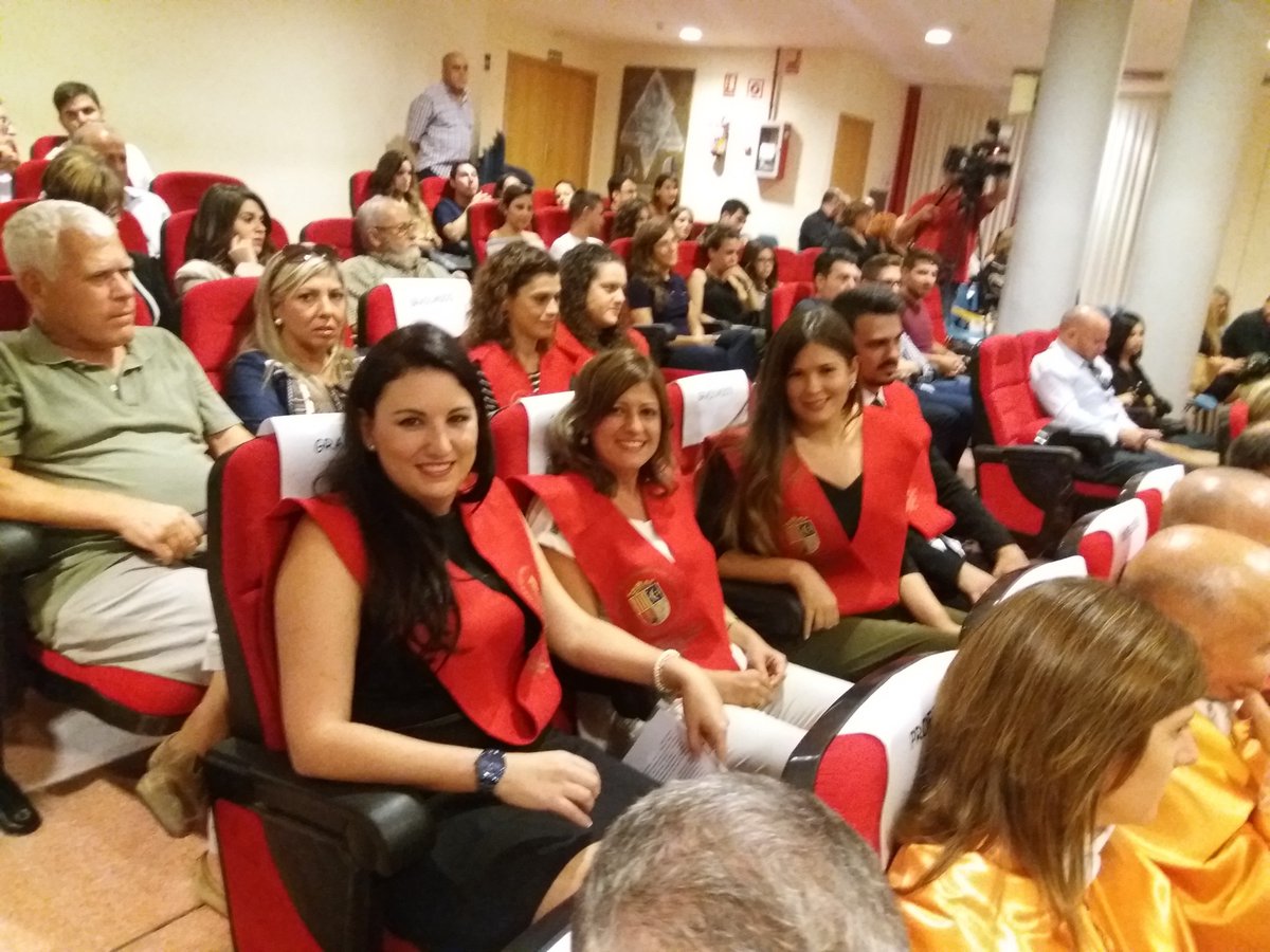 Cumplimento de objeticos y compromiso. Felicidades a los graduados del curso 2015-16 que participaron en el acto de apertura del actual