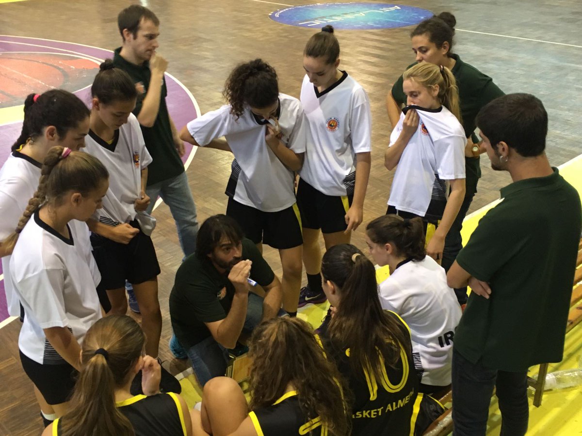BasketAlmeda's tweet photo. #PartitDestacat Avui Cadet Fem Preferent. Pilota a l'aire! 

@uemataro - #C1F @BasketAlmeda https://t.co/c2BPc3U8Lp