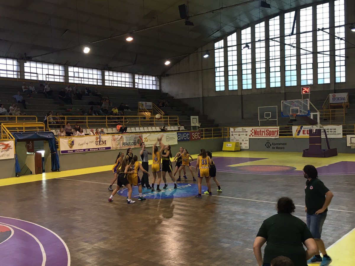 BasketAlmeda's tweet photo. #PartitDestacat Avui Cadet Fem Preferent. Pilota a l'aire! 

@uemataro - #C1F @BasketAlmeda https://t.co/c2BPc3U8Lp
