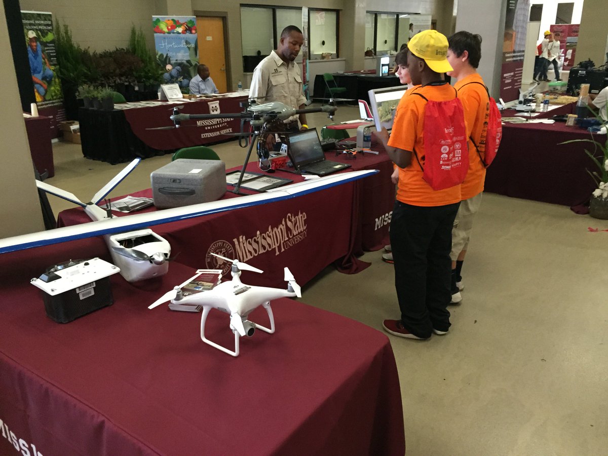 nctplarry's tweet photo. 8th grade students interacting w/ national HQ for UAV (drone) research @ MS State Univ. “Imagine the Possibilities” Career Expo. #msitp16 https://t.co/8dqErv4eni