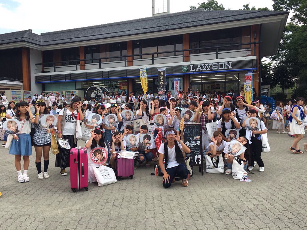anmitsuhimeda's tweet photo. 結構前だけどHey! Say! JUMP Dear in大阪 初日行かしてもらいました😌🙏💗グッズ販売並んでたけどめちゃくちゃ並んでてびっくり😭LiveのDVDほしい!! JUMPがもっともっと好きになりました！ #速くDVDほしい人 #とびっ子さんと繋がりたい #絡みたい人 https://t.co/UbtyFnNkUh