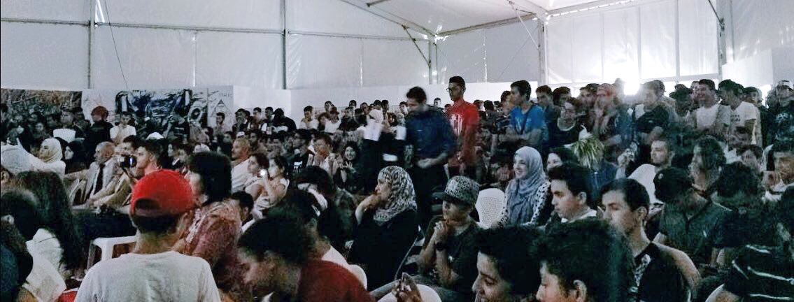 BezzitouniC's tweet photo. Une jeunesse qui ne fait pas la différence entre une cérémonie de remise de prix et un festival de rock #algerievuedenbas #fibda #fibda9 https://t.co/OvNgh8lCcN