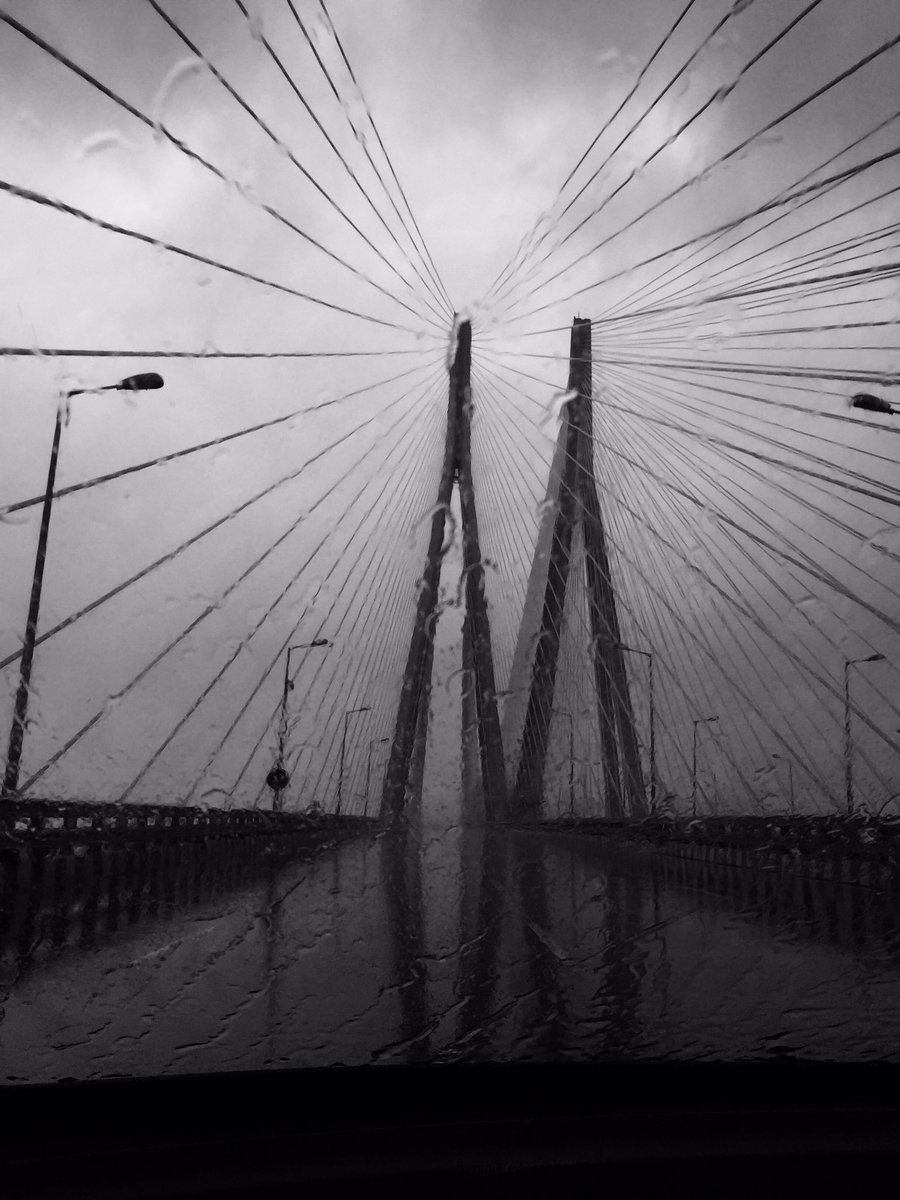 One gloomy evening. ⛈ #mymumbai #mumbaidiaries #bnw #vscocamphotos #mumbai_uncensored #_soi #heymumbai #seemumbai