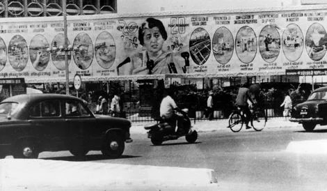 Hoarding of Indira Gandhi after 1971 war.
Why Indira govt put posters she has done #KhoonKiDalali on 1971 war. #SurgicalStrikePolitics