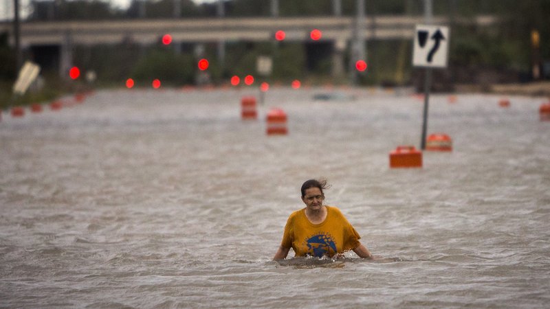 Homeless woman wades in neck-high floodwater to safety #Georgia #HurricaneMatthew bit.ly/2dAVpFt?utm_me… https://t.co/pNMRJbqupy