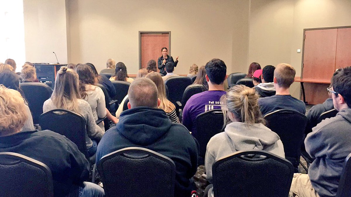 emmacesia's tweet photo. 50+ students up bright and early on a Saturday morning to hear from @SophiaBush and knock on doors! #ioWin #WithHerFirst @HillaryforIA https://t.co/kRL59Mj7pZ