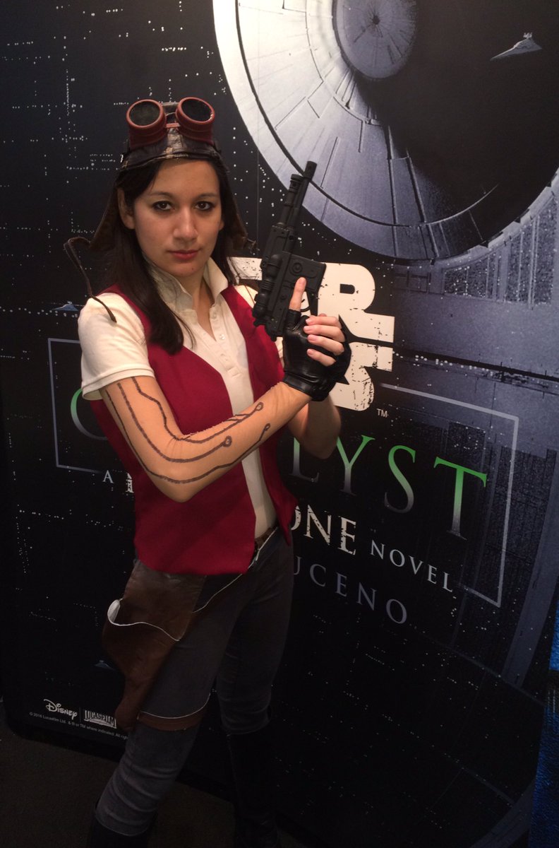 StarWarsByRHW's tweet photo. Inform Lord Vader that Dr Aphra has information for him. She can be found at #Booth2108 #StarWars @Marvel #NYCC2016 @chaosbria https://t.co/lRIFl3pVaH