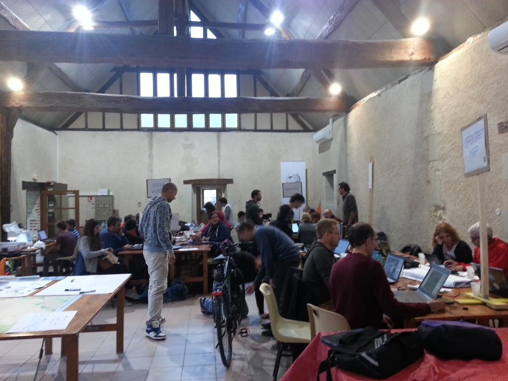 PierCommandeur's tweet photo. #operationlibre à Montreuil en Touraine par @CoopAxis - bénévoles et habitants produisent des données locales libres #RCValDeLoire https://t.co/oVZrplFsmW
