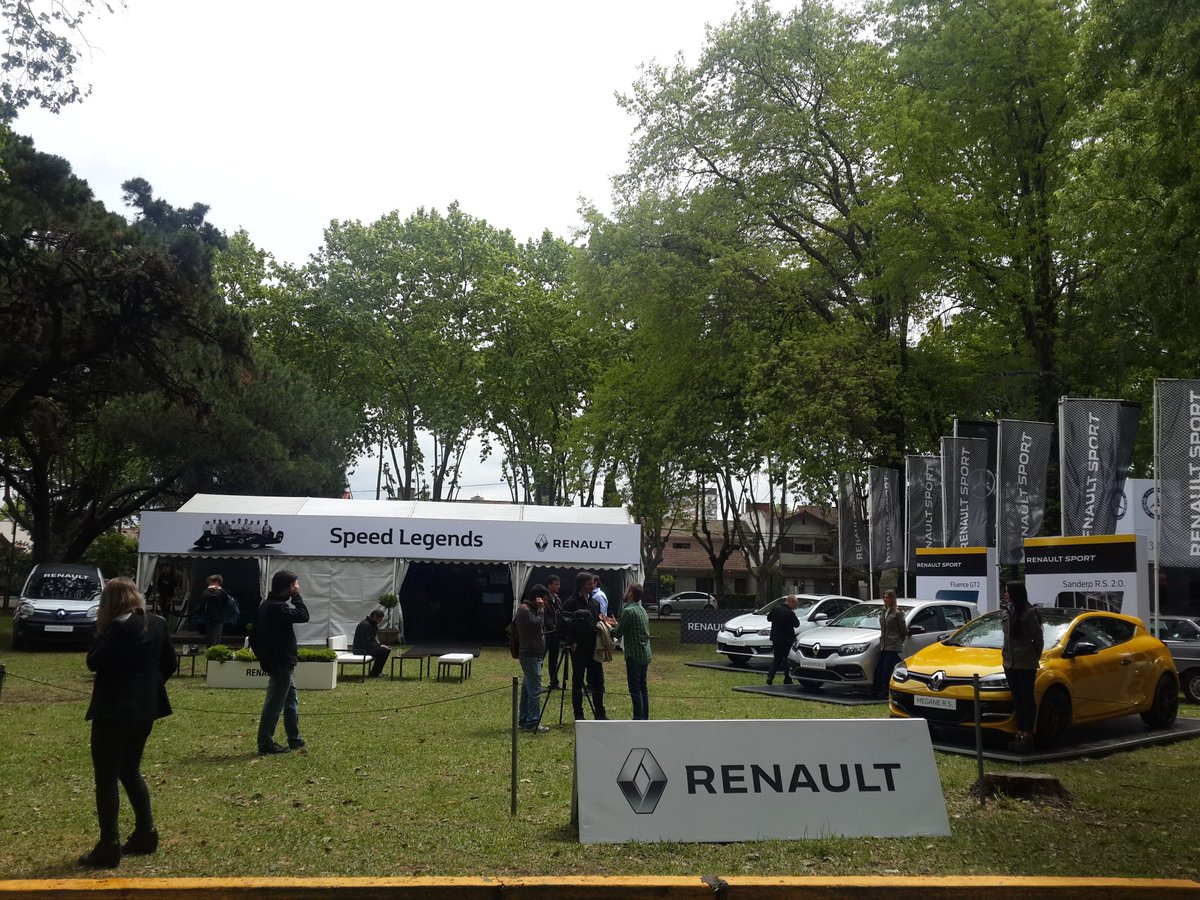 mujeryautomovil's tweet photo. Julieta Rotger, Directora de Comunicación y Sustentabilidad @RenaultArg invita al stand #speedlegends vehículo oficial de #Autoclasica2016. https://t.co/vO7HHtLjDF