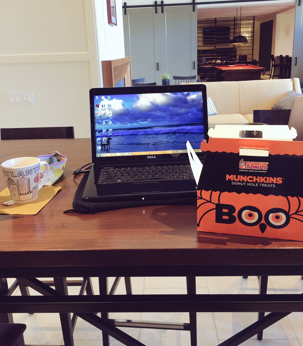 c_taby's tweet photo. My apt.'s free donut holes bring all the studyers to the yaaaard! Beaver damn right, their better than yours! #tea&amp;donuts #bringit 👊🏾🤓☕️🍩 https://t.co/6AtTpipQNh