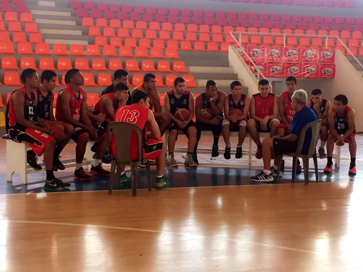 Iniciamos nuestra práctica con charla técnica #VamosHalcones #Baloncesto