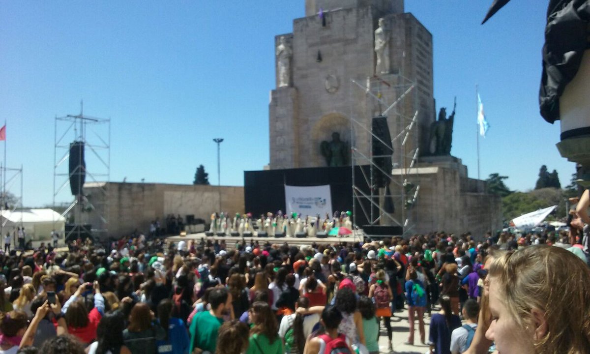 ENPLEncuentro's tweet photo. #31EncuentroNacionaldeMujeres La delegación de mujeres del ENPL llegamos a #Rosario para participar un  año más de este encuentro histórico! https://t.co/RT5zS6Y7Qv