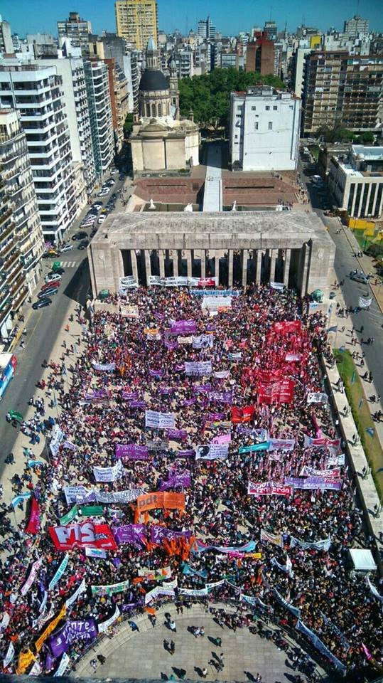 ENPLEncuentro's tweet photo. #31EncuentroNacionaldeMujeres La delegación de mujeres del ENPL llegamos a #Rosario para participar un  año más de este encuentro histórico! https://t.co/RT5zS6Y7Qv