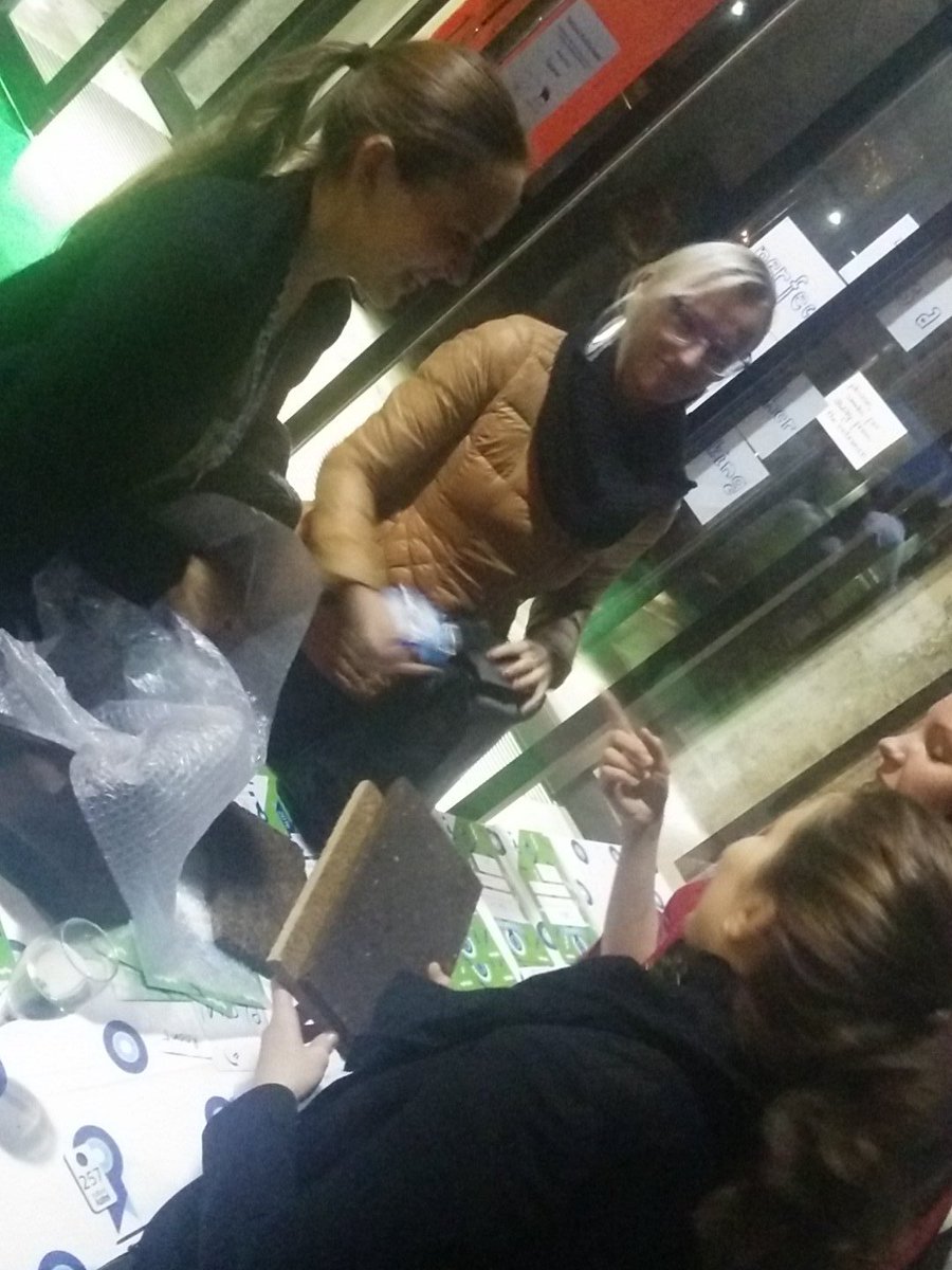 PasYune's tweet photo. #Matter is sharing her samples with the organisers who didn't hear her pitch.Amazing, human moments@ clp2016 #climateLaunchPad best #startup https://t.co/tGY7DNgnqZ