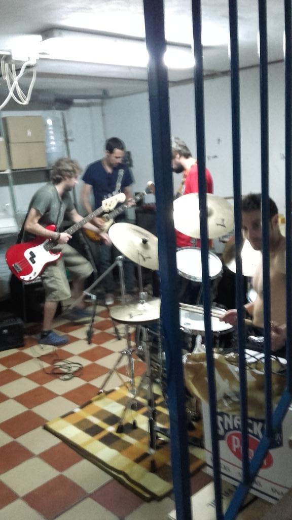 Bajokin's tweet photo. Piso Húmedo : The Basement Tapes #TheComeback https://t.co/isfWi71T9U