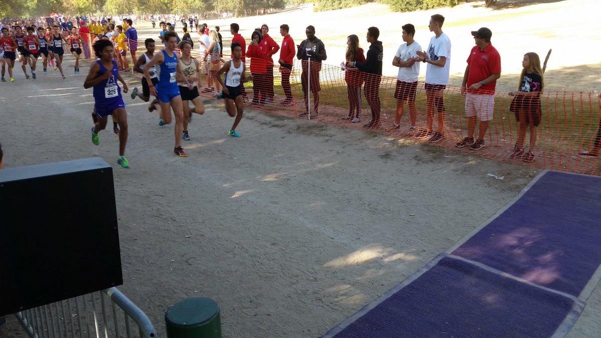 donalpearce's tweet photo. Clovis Invite Boys Championship race at the 1-mile mark #DyeStatCAL #RunnerSpace #ClovisInvite #FinishedResults https://t.co/VVNCXQVso6